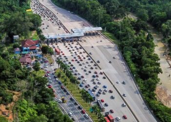 PEMANDANGAN udara keadaan trafik yang sesak berikutan warga kota kembali dari kampung halaman selepas bercuti sempena Hari Raya Aidilfitri yang lalu di Plaza Tol Bentong. – UTUSAN/MUHAMAD IQBAL ROSLI