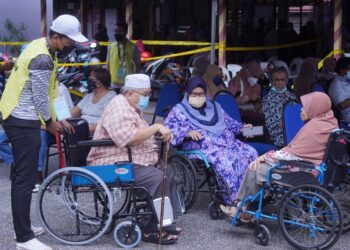 SEBAGAI negara yang mempunyai nilai-nilai ketimuran, tanggungjawab menjaga ibu bapa uzur dianggap kebiasaan di Malaysia. – GAMBAR HIASAN/FAUZI BAHARUDIN