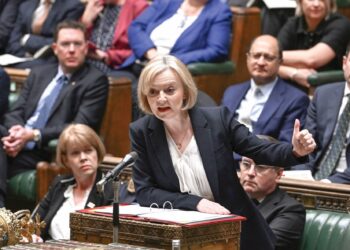 RAKYAT perlu memastikan kerajaan yang akan dipilih dalam PRU15 tidak mengulangi kesilapan yang pernah dibuat oleh bekas Perdana Menteri Britain, Liz Truss. – AFP