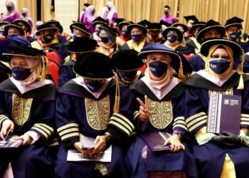 Kebolehpasaran graduan universiti awam lebih 90 peratus mendapat kerja. - Gambar hiasan