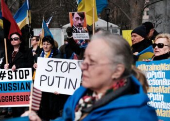 MASYARAKAT antarabangsa tidak boleh hanya duduk diam melihat segala kekejaman dan penindasan yang dilakukan oleh Rusia di Ukraine. – AFP