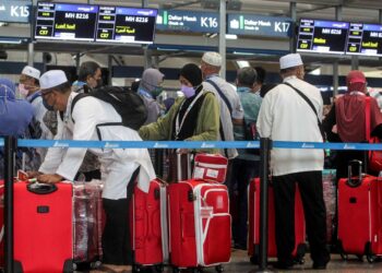 JEMAAH umrah yang terkesan dengan pelbagai masalah perlu tabah menghadapinya dan harus menuntut hak mereka melalui saluran yang betul. – GAMBAR HIASAN/FAISOL MUSTAFA