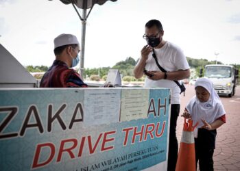 KEWAJIPAN membayar zakat fitrah meliputi segenap umat Islam sama ada lelaki, perempuan mahupun dewasa dan kanak-kanak. – UTUSAN/FAIZ ALIF AHMAD ZUBIR