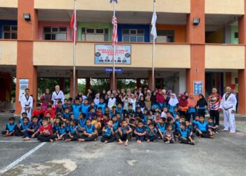 Zakaria (kanan) ketika mengendalikan sesi latihan Taekwondo di SK Ipoh di Gual Ipoh, Tanah Merah, Kelantan.