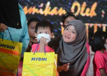 FADHLINA SIDEK ketika merasmikan program 'Back to School' anjuran Persatuan Sahabat Kanak-kanak Kanser Wilayah Utara (Foccan) di Mydin Bukit Mertajam, Pulau Pinang hari ini. - Pic: IQBAL HAMDAN