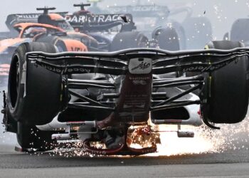 JENTERA dipandu Guanyu terbalik dan terseret sebelum melambung dan menghentam pagar keselamatan pada awal perlumbaan GP British di Litar Silverstone kelmarin. - AFP