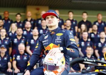 MAX Verstappen mengorak langkah untuk menjulang kejuaraan dunia pada Grand Prix Jepun hari ini selepas menyambar petak pertama dalam sesi kelayakan di Litar Suzuka semalam.