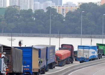 KENAIKAN harga barangan didorong oleh lonjakan kos pengangkutan selepas bencana banjir.
– UTUSAN/RAJA JAAFAR ALI
