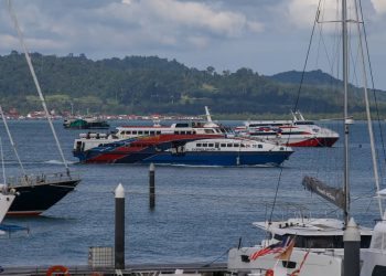 Pelayaran feri dari Kuala Perlis ke Pulau Langkawi terpaksa dihadkan kerana alur pelayaran yang cetek di kawasan Terminal Feri Kuala Perlis.   UTUSAN/SHAHIR NOORDIN