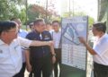 ANYHONY Loke dan Chow Kon Yeow ketika meninjau salah satu lokasi cadangan tapak LRT di Sia Boey, George Town, Pulau Pinang hari ini. - Pix: IQBAL HAMDAN
