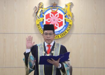 NOR Fuad Abdul Hamid mengangkat sumpah sebagai Datuk Bandar Shah Alam ke-10 di Wisma MBSA, Shah Alam, Selangor, hari ini. - UTUSAN / ABDUL RAZAK IDRIS