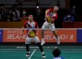 PASANGAN beregu lelaki negara, Goh Tze Fei (kanan) dan Nur Izzuddin Rumsani bukanlah tandingan skuad badminton India. – UTUSAN/SHIDDIEQIIN ZON