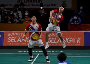 PASANGAN beregu lelaki negara, Goh Tze Fei (kanan) dan Nur Izzuddin Rumsani bukanlah tandingan skuad badminton India. – UTUSAN/SHIDDIEQIIN ZON