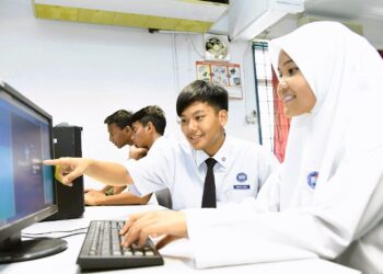 KEMUDAHAN internet di sekolah hendaklah menggunakan teknologi terkini. – GAMBAR HIASAN