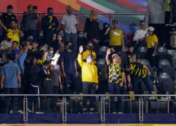 Perdana Menteri Datuk Seri Ismail Sabri Yaakob (kanan) hadir menyaksikan Perlawanan Kumpulan E Pusingan Akhir Kelayakan Piala Asia 2023 Malaysia menentang Bangladesh di Stadium Nasional Bukit Jalil GAMBAR: FARIZ RUSADIO