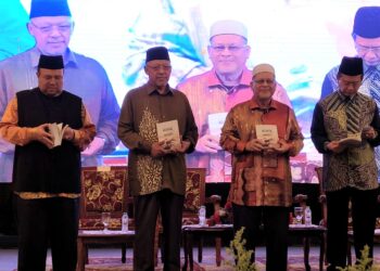 MOHD. Amar Nik Abdullah (dua dari kanan) mengiringi Menteri Besar Kelantan, Datuk Ahmad Yakob semasa pelancaran Nazhafah Diri dan Integriti pada Majlis Amanat Khas Menteri Besar Kelantan 2023 dan Perhimpunan Penjawat Awam Kelantan di Kota Darulnaim, Kota Bharu, Kelantan-UTUSAN/MUSTAQIM MOHAMED