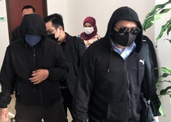 ABDUL Hadi Aziz Wong (depan kanan) dan Ruslan Sapari (depan kiri) hadir di Mahkamah Sesyen Shah Alam, hari ini.