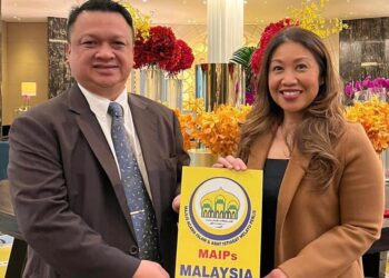 TUANKU Syed Faizuddin Putra Jamalullail (kiri) bersama Konsul Jeneral Malaysia di Melbourne, Marzita Marzuki di Melbourne, Australia semalam.-UTUSAN