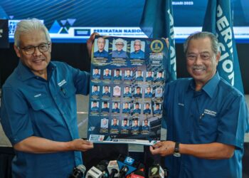 PENGERUSI Perikatan Nasional (PN), Tan Sri Muhyiddin Yassin menunjukkan senarai nama barisan Kabinet bayangan khusus bagi menyelaras tindakan gabungan itu di Dewan Rakyat pada satu sidang akhbar di Kuala Lumpur pada 2 Februari lalu.