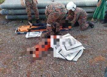 ANGGOTA bomba mengeluarkan mangsa yang dihempap longgokan tiang elektrik di Kampung Belukar Changlun, Bukit Kayu Hitam di Kubang Pasu petang tadi.