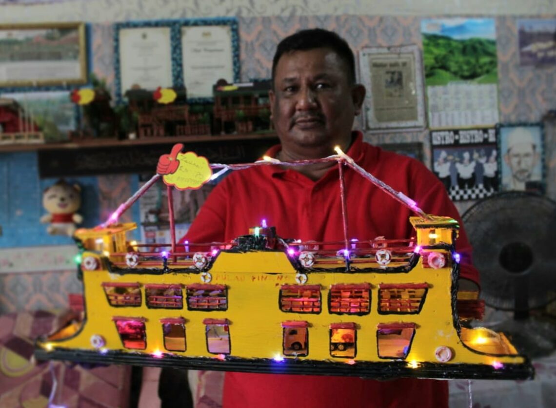 Hasilkan replika feri, binaan unik guna lidi sate untuk tampung hidup ...