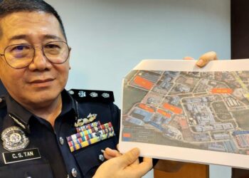 TAN Cheng San menunjukkan lokasi tempat letak kenderaan dalam kawasan UiTM Pulau Pinang sempena program Rumah Terbuka bersama Perdana Menteri yang akan berlangsung esok.