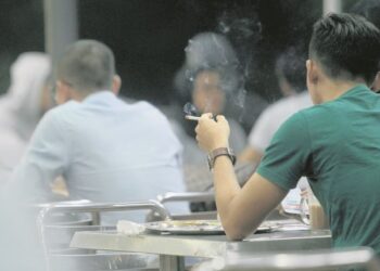 PERBUATAN merokok di tempat awam terutama di kedai makan kebelakangan ini dilihat semakin menjadi-jadi.