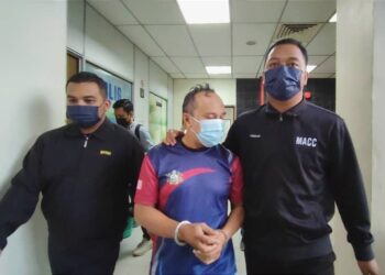 MOHD. ZULKRNINAbdul Rashid, 49, ketika dihadapkan di Mahkamah Sesyen Butterworth, Pulau Pinang hari ini atas lima pertuduhan mendapatkan suapan bagi membolehkan syarikat milik anaknya dipilih sebagai pembekal perkhidmatan dan beberapa barangan.