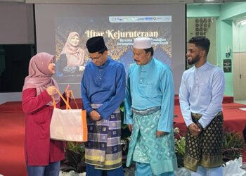 FADHLINA Sidek berbual bersama Naib Canselor USM, Prof. Datuk Dr. Abdul Rahman Mohamed (dua,kiri) pada majlis berbuka puasa di Pusat Islam, Kampus Kejuruteraan USM, Nibong Tebal, Pulau Pinang semalam. - Pix: SITI NUR MAS ERAH AMRAN