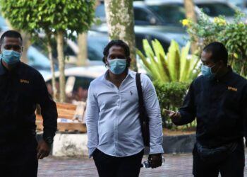 MAHENTHIRAN Chinnasamy hadir ke Mahkamah Sesyen Shah Alam, Selangor, hari ini atas pertuduhan menerima rasuah tutup kes kematian pekerja asing. - UTUSAN/ZULFADHLI ZAKI