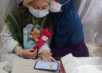 ANNUR Sofea Fitriah Risbi (kiri) dipeluk ibunya yang kelihatan sebak selepas memperoleh keputusan cemerlang 9A SPM 2020 di rumahnya di Perumahan Makmur Penor Utara Jaya di Kuantan, Pahang.