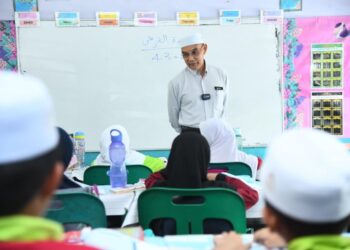 MENTERI Besar, Mohd. Shukri Ramli yang pernah bergelar guru hampir 30 tahun mengimbau kenangan mengajar dan bersama murid-murid sempena Hari Guru di Sekolah Rendah Islam Al-Furqan, Arau, Perlis. - UTUSAN/IZLIZAN OTHMAN