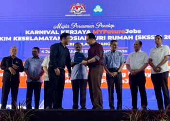 V. SIVAKUMAR (tengah) menyaksikan peserta Karnival Kerjaya MyFutureJobs menerima tawaran pekerjaan di Butterworth Arena, Pulau Pinang hari ini. - Pix: SITI NUR MAS ERAH AMRAN