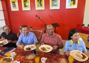 SALAHUDDIN Ayub (dua dari kiri) menunjukkan Menu Rahmah di Restoran Bekwoh, Kangar, Perlis hari ini. -UTUSAN/ASYRAF MUHAMMAD