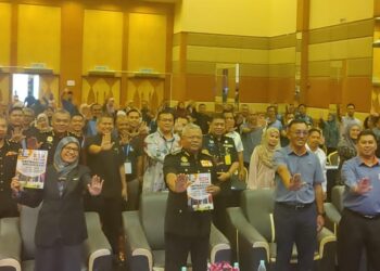 ALIAS Salim (depan tiga dari kanan) dan Rahilah (depan dua dari kiri) bersama peserta Seminar Integriti: Penguatkuasa Berintegriti Memperkasa Organisasi di Kuala Selangor, Selangor. - UTUSAN / ISKANDAR SHAH MOHAMED