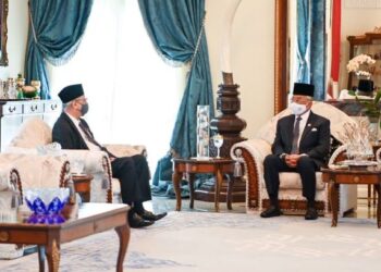 KUASA menasihati Yang di-Pertuan Agong, Al-Sultan Abdullah Ri’ayatuddin Al-Mustafa Billah Shah untuk membubarkan Parlimen bagi diadakan PRU15  kini berada di tangan Perdana Menteri, Datuk Seri Ismail Sabri Yaakob (kiri) setelah mendapat persetujuan barisan jemaah Kabinetnya.