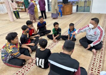 TUANKU Syed Faizuddin Putra Jamalullail berkenan berangkat menyampaikan agihan zakat Majlis Agama Islam Dan Adat Istiadat Melayu Perlis (MAIPs) di Masjid As-Syakirin, Kg Oran, Mata Ayer, Perlis semalam.-UTUSAN