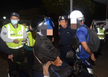 FISOL Salleh ketika membuat tinjuan Op Motosikal sempena sambutan ambang tahun baharu 2023 di lorong motosikal Jambatan Pulau Pinang, malam tadi.