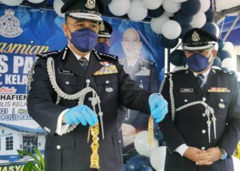 SHAFIEN Mamat menunjukkan antara barang kemas milik warga emas yang disamun bekas jirannya sebelum berjaya ditemukan dalam serbuan polis di empat lokasi di Kota Bharu dan Tumpat semalam. - UTUSAN/ROSALWANI CHE SOH