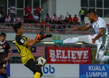 Pemain Kuala Lumpur City, Safee Sali membuat percubaan ketika menentang PSM Makassar pada Perlawanan Peringkat Kumpulan Piala AFC, di sini hari ini. Gambar: SHIDDIEQIIN ZON
