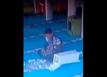 TANGKAP layar seorang remaja mencuri duit tabung Masjid Pekan Sanglang, Ayer Baloi, Pontian.