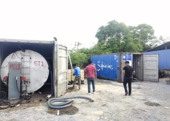 DUA kontena yang berisi minyak diesel bersubsidi ditemukan dalam serbuan di sebuah stor tidak berpenghuni di kawasan Perindustrian Bukit Kayu Hitam, Kubang Pasu.