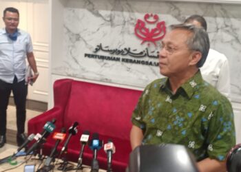 HASNI Mohamad memaklumkan kepada petugas media untuk mengadakan PRN sebaik keluar dari bilik mesyuarat selepas mempengerusikan Mesyuarat UMNO Johor. -UTUSAN/RAJA JAAFAR ALI