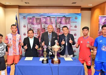 PENGARAH Projek Pra U Cup 2022, Datuk Dr. Pekan Ramli (Tengah) bergambar selepas sidang media penganjuran Kejohanan Bola Sepak Pra-U Cup 2022 di Kementerian Pengajian Tinggi hari ini.