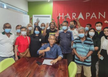 WONG Tack (duduk) bersama sebahagian penyokongnya di pejabat Parlimen Bentong di Bentong, Pahang.