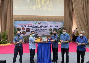 TEH CHAI ANN (dua dari kiri) melancarkan buku sempena Seminar Ekspedisi Saintifik Kepelbagaian Biologi Hutan Taman Negeri Perlis di Politeknik Tuanku Syed Sirajuddin, Pauh, Arau, Perlis hari ini.- UTUSAN/NAZLINA NADZARI