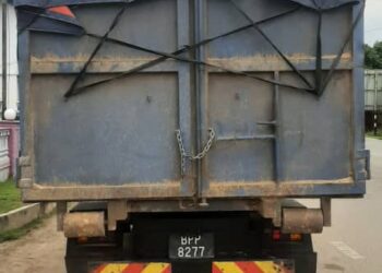 POLIS menahan sebuah lori yang memuatkan habuk kayu namun mengisytiharkannya sebagai PPE dan peralatan keselamatan kebakaran untuk bergerak ketika pemeriksaan di Tasek Gelugor, Pulau Pinang.