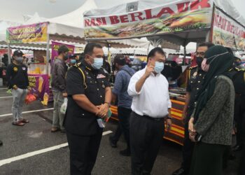 ALEXANDER Nanta Linggi ketika mengadakan program walkabout di Bazar Ramadan, di Putrajaya semalam. - UTUSAN/MOHD HUSNI MOHD NOOR