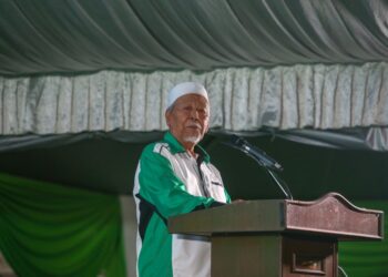 HASHIM Jasin ketika berucap sempena pelancanran Jentera Pilihanraya Pas Kedah di Naka, Padang Terap, malam tadi. -UTUSAN/SHAHIR NOORDIN