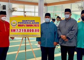 TUANKU Syed Faizuddin Putra Jamalullail (kiri)
berkenan berangkat merasmikan majlis penyampaian bantuan persekolahan MAIPs 2023 di Sekolah Menengah Kebangsaan (SMK) Agama Arau, Perlis hari ini.- UTUSAN